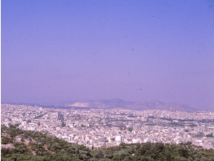 Ateenaa luonnehtii valitettavan usein suurkaupungin yllä leijuva punertavan sävyinensavusumu.